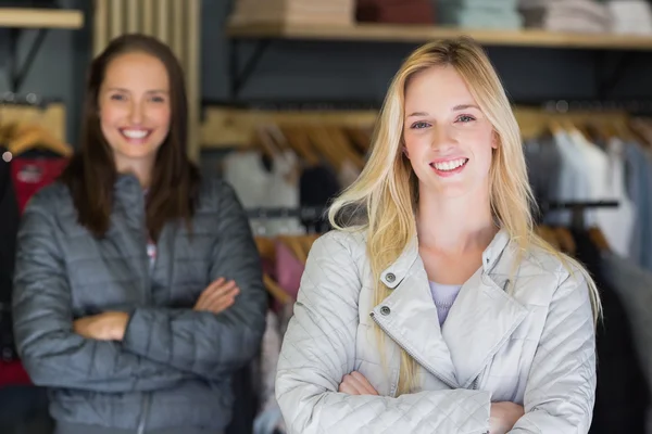 Blonde souriante avec les bras croisés — Photo