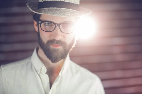 Jistý muž na sobě klobouk a brýle — Stock fotografie