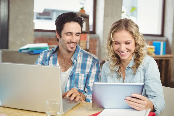 Colleghi che lavorano sulla tecnologia — Foto Stock