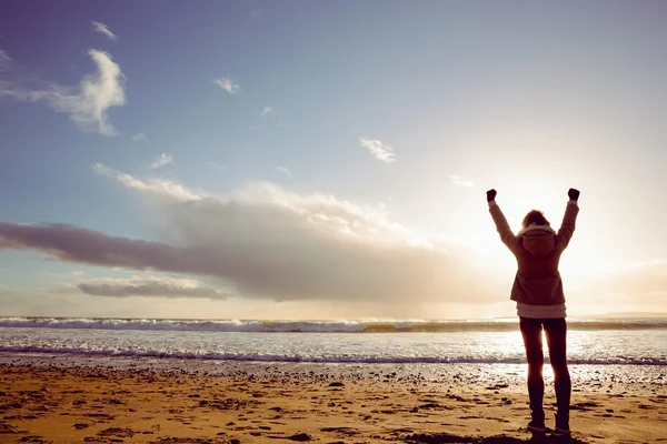 Vrouw die naar de zee kijkt — Stockfoto