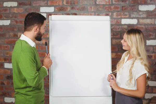 Gli uomini d'affari discutono su flip chart — Foto Stock