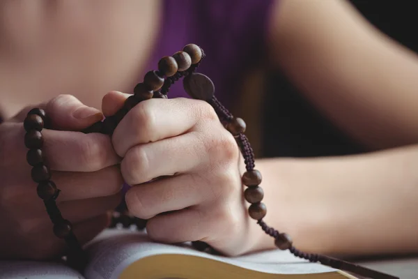 Frau betet mit ihrer Bibel — Stockfoto