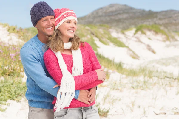 Couple souriant profiter d'une journée — Photo