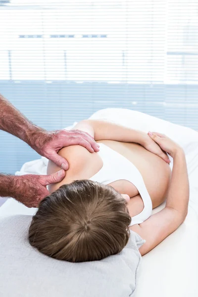 Masseur massageando ombro de mulher grávida — Fotografia de Stock