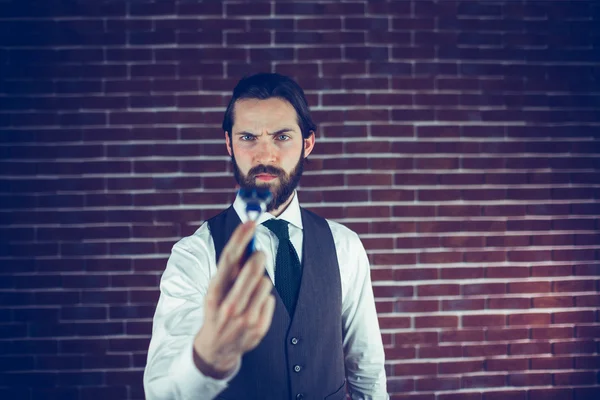 Hombre serio sosteniendo la máquina de afeitar —  Fotos de Stock