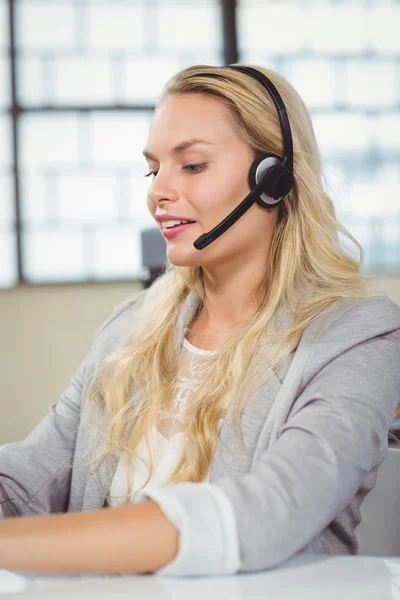 Glada operatör arbetar på kontor — Stockfoto