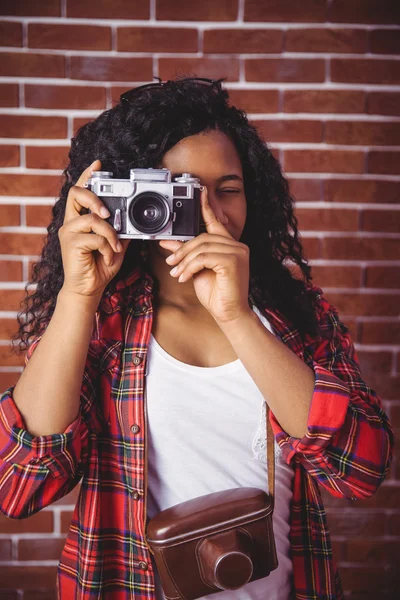 Hipster using a retro style camera — Stock Photo, Image