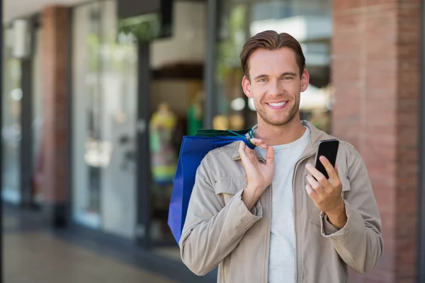 Homme utilisant téléphone au centre commercial — Photo