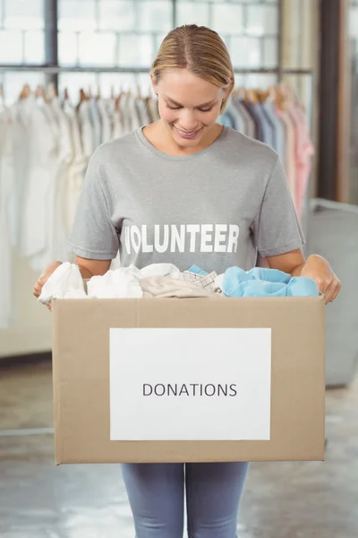 Mujer sosteniendo caja de donación de ropa —  Fotos de Stock
