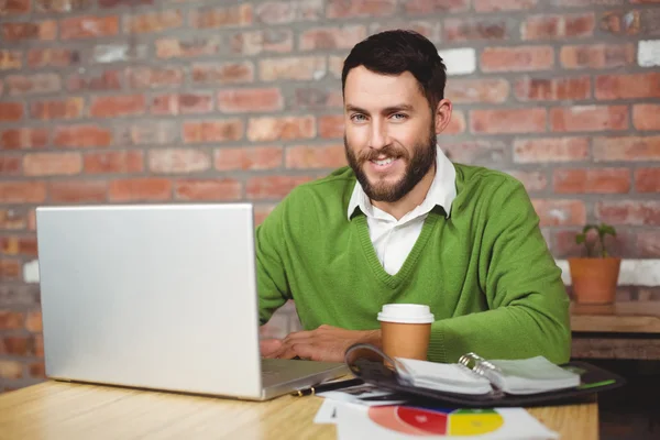 Empresário trabalhando no laptop no escritório — Fotografia de Stock