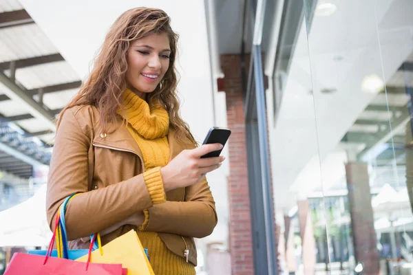 Leende kvinna med shoppingväskor — Stockfoto