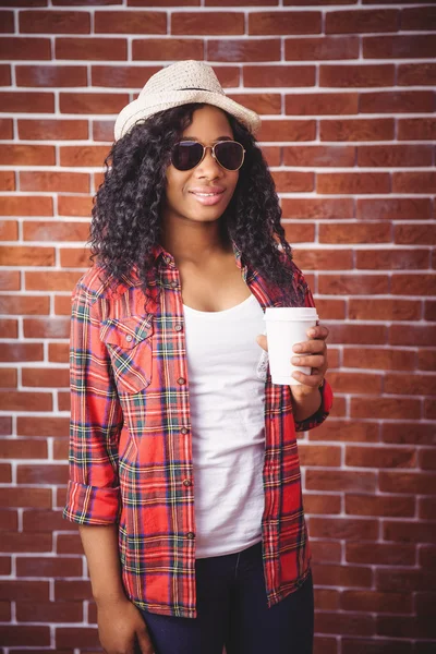 Hipster con un caffè da asporto — Foto Stock