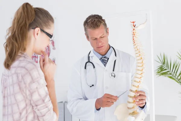 Médecin expliquant la colonne vertébrale au patient — Photo
