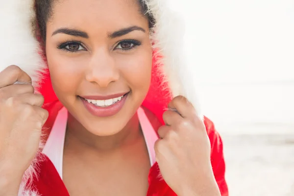 Женщина в рождественском свитере на пляже — стоковое фото