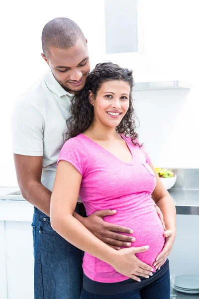 Mulher grávida feliz com o homem — Fotografia de Stock