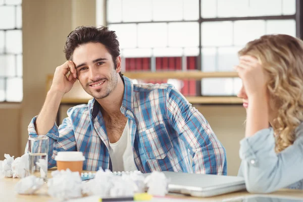 Man med spänd kvinnlig kollega — Stockfoto