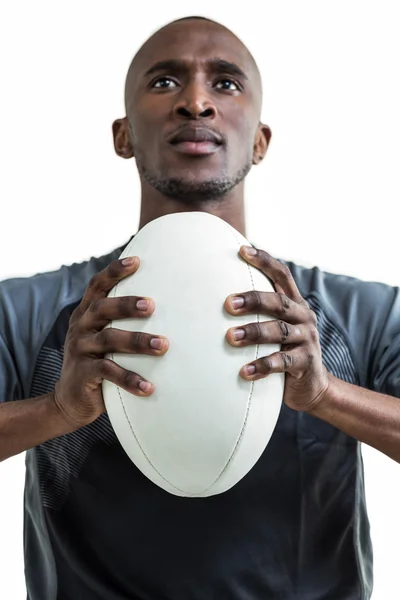 Desportista pressionando bola de rugby — Fotografia de Stock