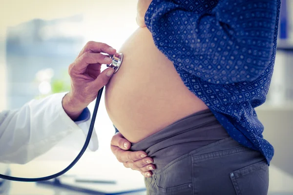 Arzt untersucht Schwangere in Klinik — Stockfoto
