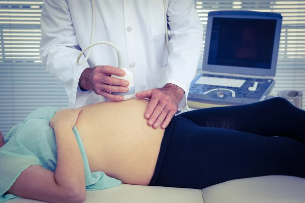 Médico masculino realizando ultra-som na mulher — Fotografia de Stock