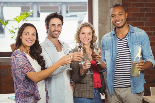 Mensen uit het bedrijfsleven roosteren met champagne — Stockfoto