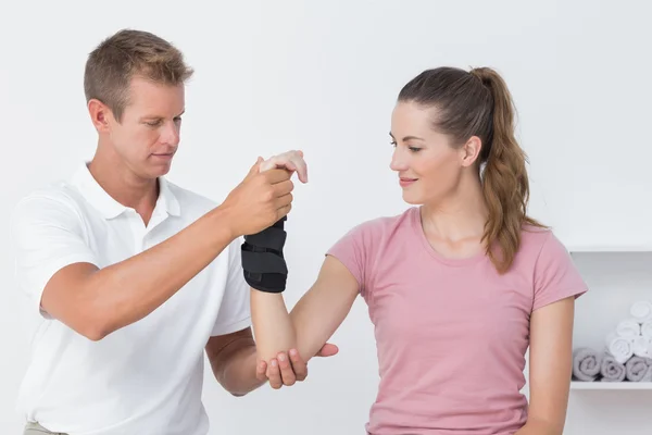 Médico examinando um pulso de mulher — Fotografia de Stock