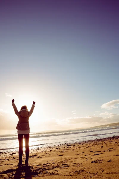 Vrouw die naar de zee kijkt — Stockfoto