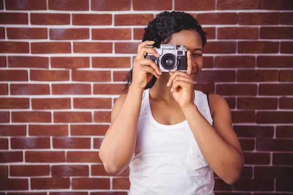 Молодая женщина делает фото — стоковое фото