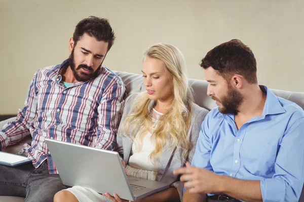 Colegas masculinos olhando para laptop — Fotografia de Stock