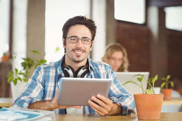 Zakenman die tablet vasthoudt — Stockfoto