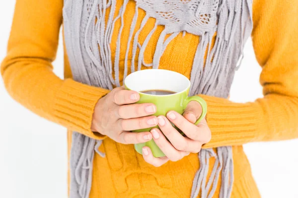 Mujer bebiendo de una taza — Foto de Stock