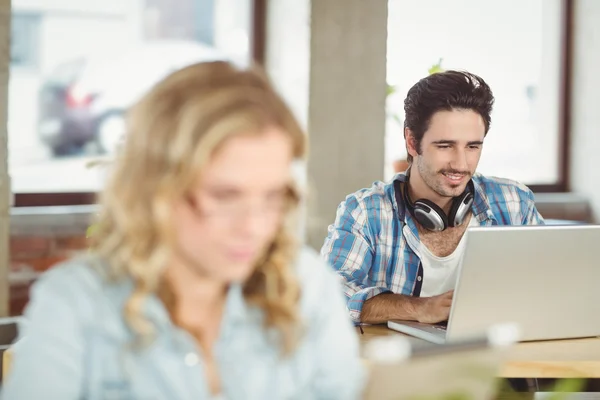 Homme d'affaires utilisant un ordinateur portable au bureau — Photo