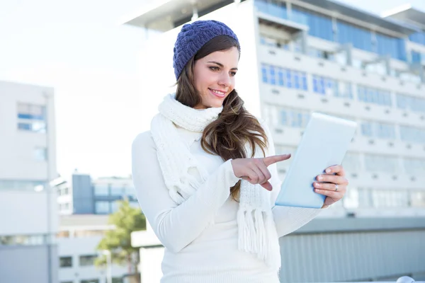 Glad brunett med hjälp av TabletPC — Stockfoto