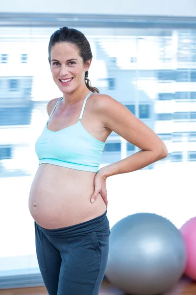 Lachende zwangere vrouw — Stockfoto
