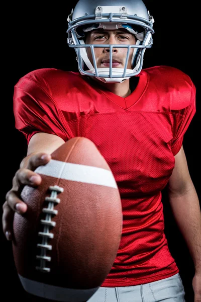 Futbol amerykański gracz wyświetlone piłka — Zdjęcie stockowe