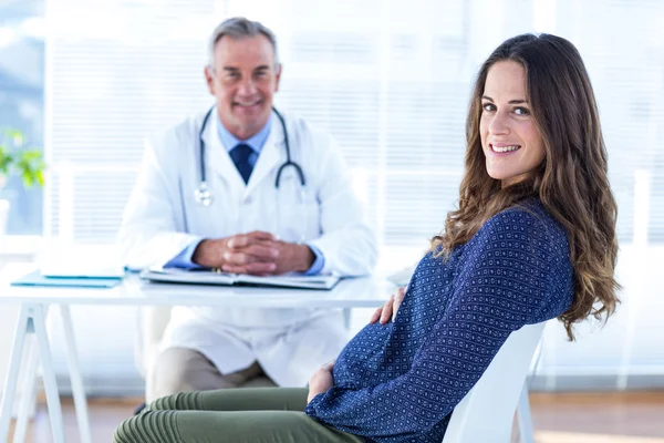 Mulher grávida com médico masculino — Fotografia de Stock