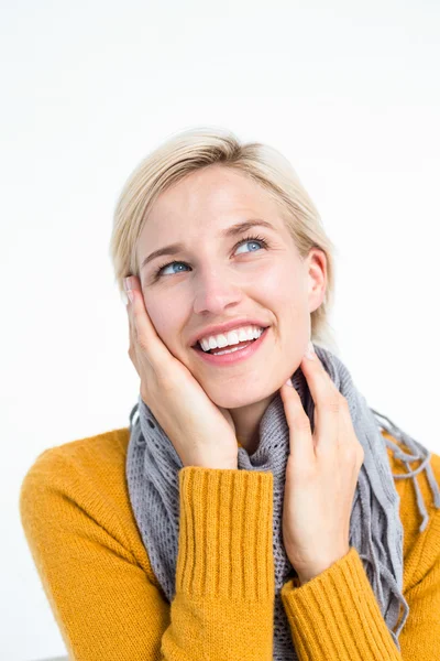 Mulher sorrindo usando um cachecol — Fotografia de Stock