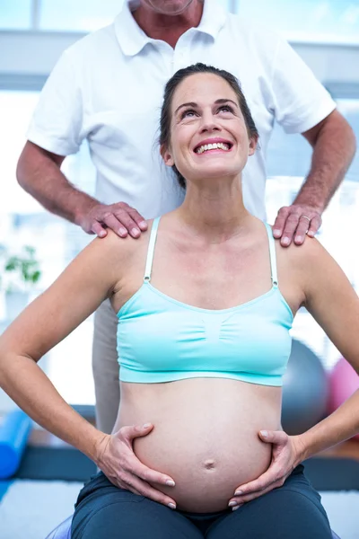 Hamile kadın spor salonunda ararken — Stok fotoğraf