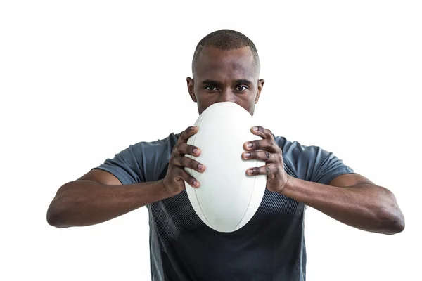 Desportista pressionando bola de rugby — Fotografia de Stock