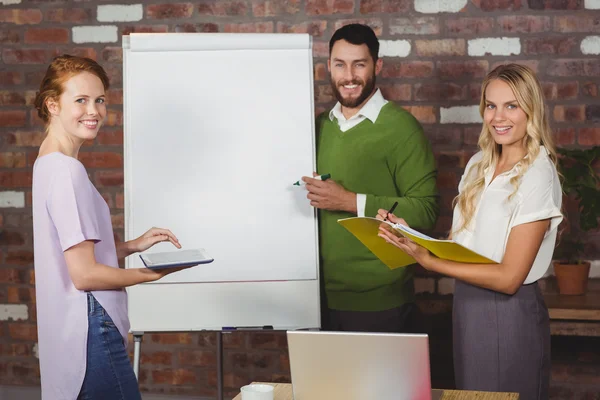 Mensen uit het bedrijfsleven in creatieve kantoor — Stockfoto