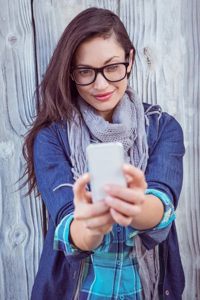 Ευτυχισμένος hipster λαμβάνοντας μια selfie — Φωτογραφία Αρχείου