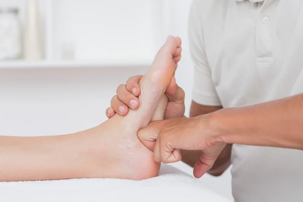 Vrouw met voetmassage — Stockfoto