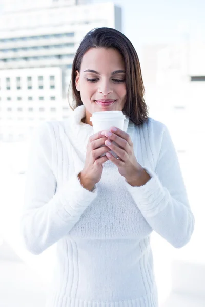Schöne Brünette trinken einen Kaffee — Stockfoto