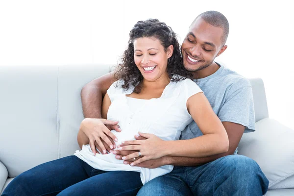 Jovem casal desfrutando — Fotografia de Stock