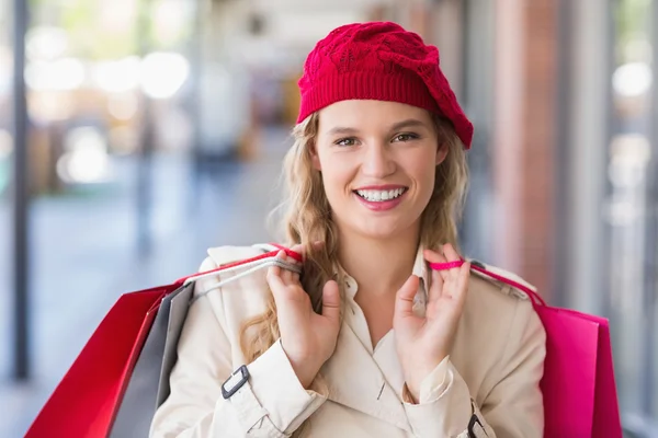 Mulher com sacos de compras no shopping — Fotografia de Stock