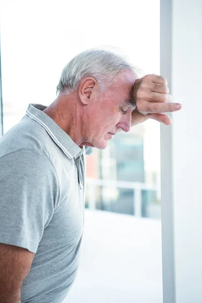 Depressiver älterer Mann lehnt sich an Wand — Stockfoto