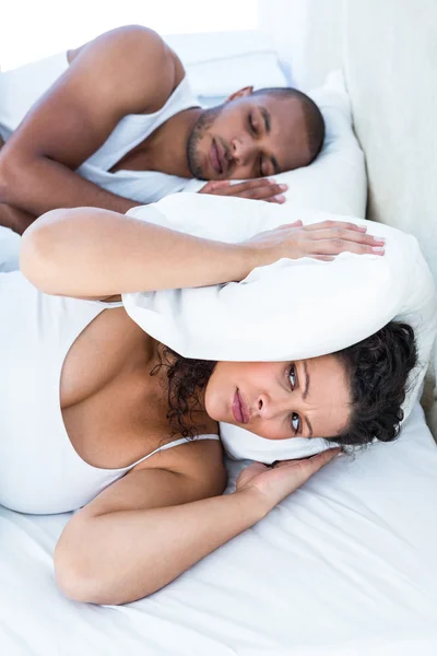 Troublé femme dormir en plus ronflement mari — Photo