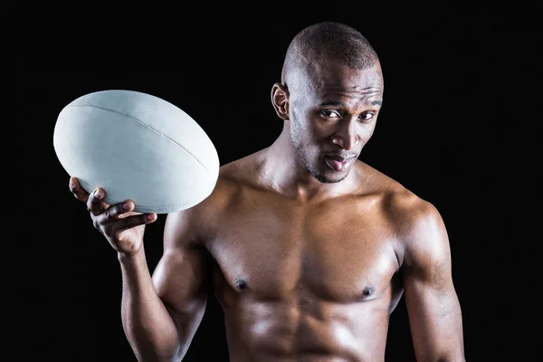 Deportista sin camisa sosteniendo pelota de rugby —  Fotos de Stock