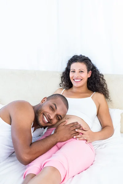 Homem ouvindo barriga de esposa grávida — Fotografia de Stock