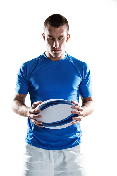 Jogador de rugby pensativo segurando bola — Fotografia de Stock