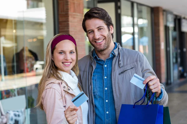 Par med shoppingväskor — Stockfoto